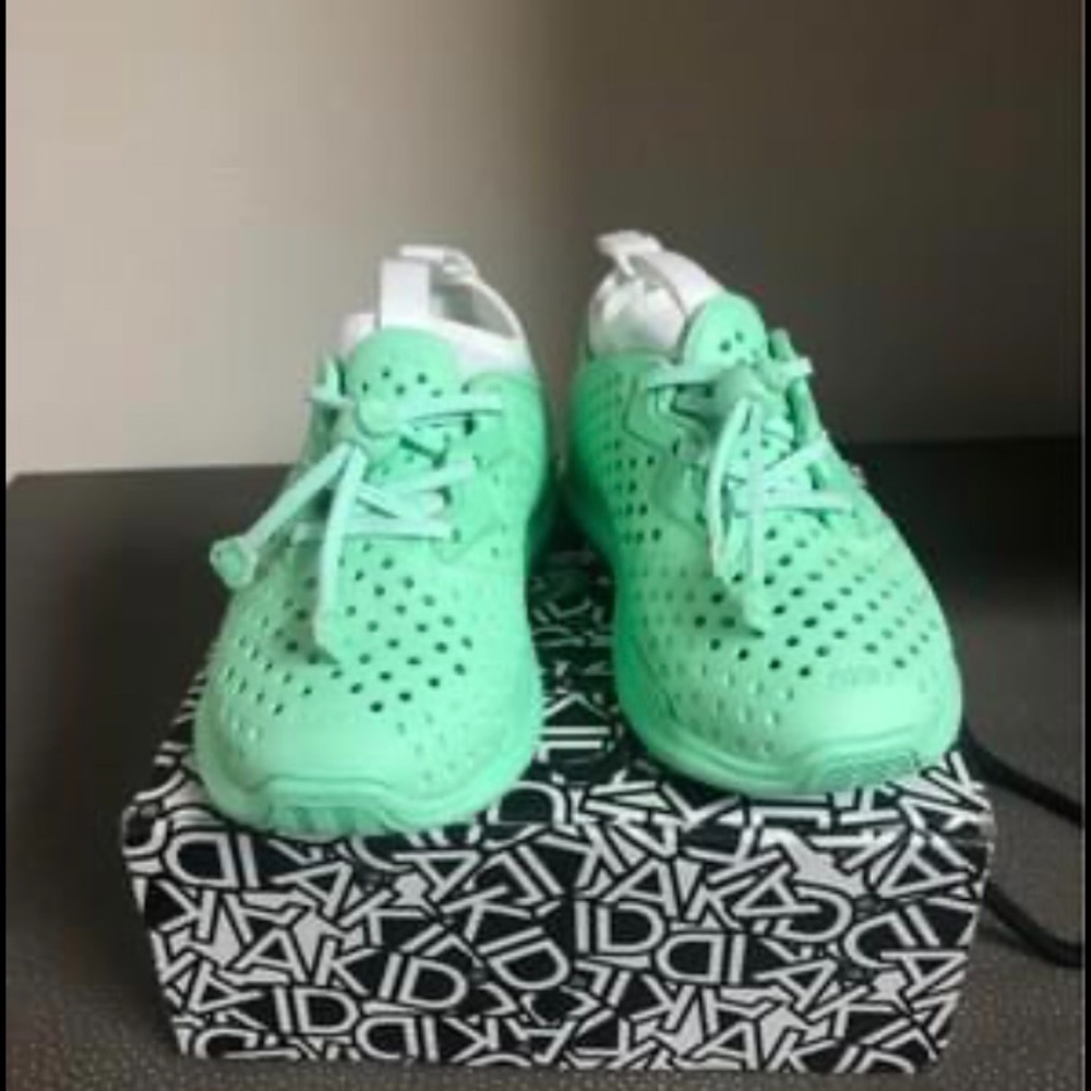 AKID Chase toddler sneakers - new in a box mint color